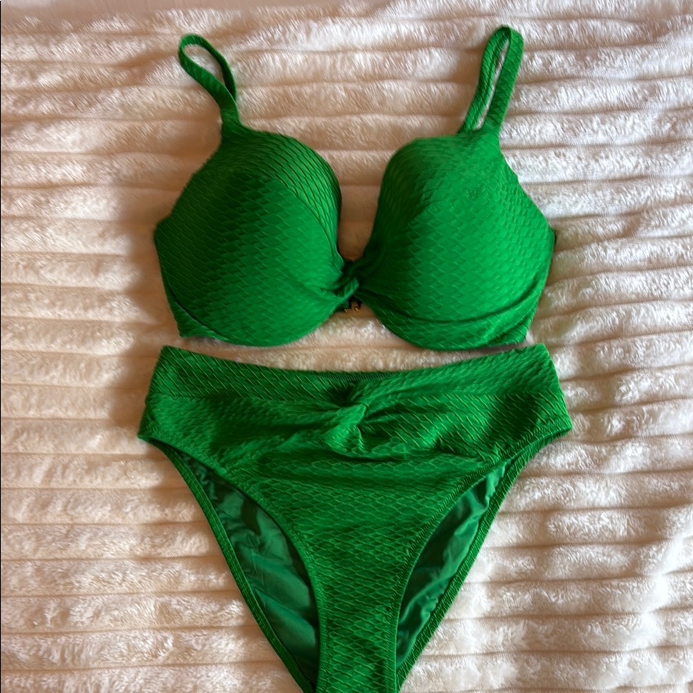 36DDD/L NWOT Victoria's Secret Green Bikini Set with Underwire Top